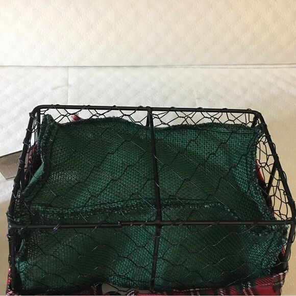 Christmas NWT  Green & Red Basket - Picture 7 of 7
